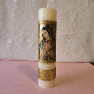This candle features Our Lady of Guadalupe, It's made in Mexico and comes in a white box with clear wrapping. Candle measures 2  by 8 inches tall and weighs 12.5 oz. Vela con imagen de la Virgen de Guadalupe, hecha en Mexico, viene en una caja blanca con envoltura transparente. Vela 2 x 8 pulgadas de alto 12.5 Oz.