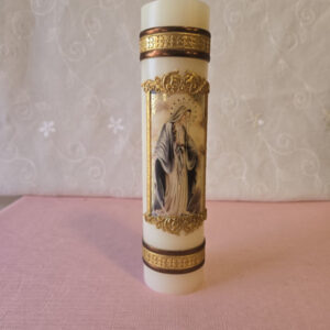 This candle features Our Lady of the Miraculous Medal, It's made in Mexico and comes in a white box with clear wrapping. Candle measures 2  by 8 inches tall and weighs 12.5 oz. Vela con imagen de la Virgen de la Medalla Milagrosa, hecha en Mexico, viene en una caja blanca con envoltura transparente. Vela 2 x 8 pulgadas de alto 12.5 Oz.