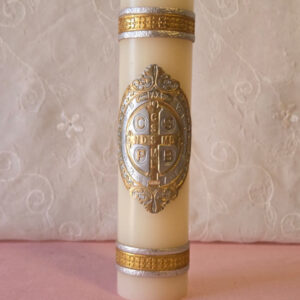This candle features a Saint Benedict medal in the center. It's made in Mexico and comes in a white box with clear wrapping. Candle measures 2  by 8 inches tall and weighs 12.5 oz. Vela con imagen medalla de San Benito al centro, hecha en Mexico, viene en una caja blanca con envoltura transparente. Vela 2 x 8 pulgadas de alto 12.5 Oz.