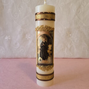 This candle features a Saint Benedict in the center. It's made in Mexico and comes in a white box with clear wrapping. Candle measures 2  by 8 inches tall and weighs 12.5 oz. Vela con imagen de San Benito al centro, hecha en Mexico, viene en una caja blanca con envoltura transparente. Vela 2 x 8 pulgadas de alto 12.5 Oz.