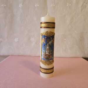 This candle features Our Lady of San Juan de los Lagos, It's made in Mexico and comes in a white box with clear wrapping. Candle measures 2  by 8 inches tall and weighs 12.5 oz. Vela con imagen de la Virgen de San Juan de los Lagos, hecha en Mexico, viene en una caja blanca con envoltura transparente. Vela 2 x 8 pulgadas de alto 12.5 Oz.