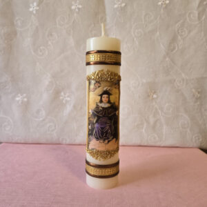 This candle features Santo Niño de Atocha on dark colors, It's made in Mexico and comes in a white box with clear wrapping. Candle measures 2  by 8 inches tall and weighs 12.5 oz. Vela con imagen del Santo Niño de Atocha en colores obscuros, hecha en Mexico, viene en una caja blanca con envoltura transparente. Vela 2 x 8 pulgadas de alto 12.5 Oz.
