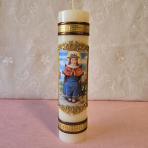 This candle features Santo Niño de Atocha on ligth colors, It's made in Mexico and comes in a white box with clear wrapping. Candle measures 2  by 8 inches tall and weighs 12.5 oz. Vela con imagen del Santo Niño de Atocha en colores claros, hecha en Mexico, viene en una caja blanca con envoltura transparente. Vela 2 x 8 pulgadas de alto 12.5 Oz.