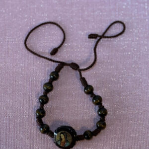 PULCERA DENARIO DE MADERA COLOR CAFE PDG-001 Pulsera denario con cuentas de madera de 8 mm, con un centro de ½ Pulgada con la imagen de medio cuerpo de la Virgen de Guadalupe, tamaño ajustable con cordon cafe hecho a mano excelente calidad Pulcera Denario Imagen al centro de Guadalupe, Cordon adjustable .5 Oz Peso 1 Oz Medida del sobre 7*9 ½ Alto 1 pulgada Brown Wooden Denario Bracelet (Decade)PDG-001 Denario bracelet with 8 mm wooden beads, a 1/2-inch center with a half-body image of the Virgin of Guadalupe. Adjustable size with a high-quality, handmade brown cord. Denario bracelet with a center image of Guadalupe. Adjustable cord.