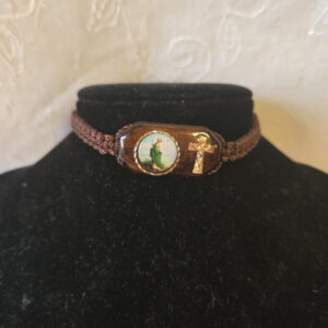 Pulsera de Hilo en color café, tamaño ajustable con un centro de Imagen de  San Judas,  impresa a colores  y la imagen de una cruz al lado. Centro de la Pulsera de madera con imagen mide 1 Pulgada de ancho ½ Pulgada de alto .5 Oz Brown thread bracelet, adjustable in size, with a center image of  St Jude, printed in color and a cross on the side. The wooden bracelet center with the image measures 1 inch wide and 1/2 inch tall.