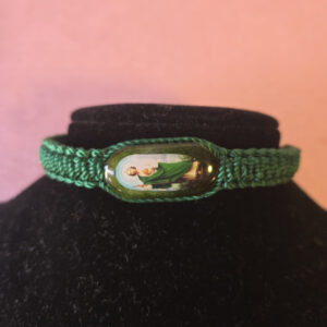 Pulsera de Hilo en color verde, tamaño ajustable con un centro de Imagen de cuerpo completo de San Judas,  impresa a colores. Centro de la Pulsera de madera con imagen mide 1 Pulgada de ancho ½ Pulgada de alto. Green thread bracelet, adjustable size, with a center full-body image of Saint Jude, printed in color. The wooden center of the bracelet with image measures 1 inch wide and 1/2 inch tall.