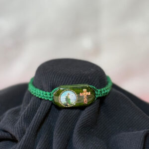 Pulsera de Hilo en color verde, tamaño ajustable con un centro de cuerpo completo de San Judas  impresa a colores  y la imagen de una cruz al lado. Centro de la Pulsera de madera con imagen mide 1 Pulgada de ancho ½ Pulgada de alto .5 Oz Green thread bracelet, adjustable size, with a full-body Saint Jude center printed in color and an image of a cross on the side. The wooden center of the bracelet with image measures 1 inch wide and 1/2 inch tall.