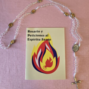 Rosario de cristal en tono transparente, centro del Espíritu Santo, en la parte de atrás del centro está escrito: “Ven espíritu Santo ilumina mi corazón para ver las cosas que son de Dios”. Hecho de hilo color blanco, en cada misterio lo separa un pequeño centro con la imagen del Espíritu Santo, hecho a mano, viene acompañado de pequeño libro con el rezo del Rosario al Espiritu Santo y una variedad de oraciones al Espiritu Santo. Medidas del rosario, Cristal en color transparente mide 8 mm, Crucifijo mide 1 pulgada de ancho y 2 pulgadas de alto, Longitud del rosario 20 Pulgadas (desde el final de la cruz hasta la mitad de la Tercera década), el tamaño del centro del rosario es de ½ pulgada. 1.7 Oz.